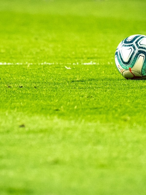 photo-1574629810360-7efbbe195018